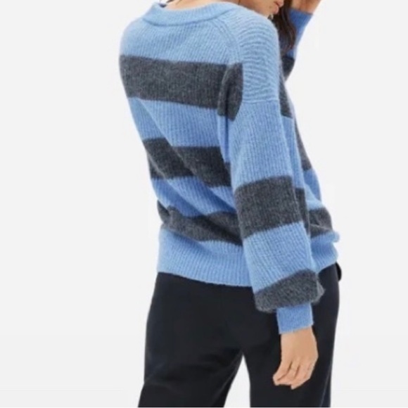 Everlane Alpaca Wool Minimalist Relaxed Gray Blue Stripe
Crewneck Sweater XS - Picture 2 of 7